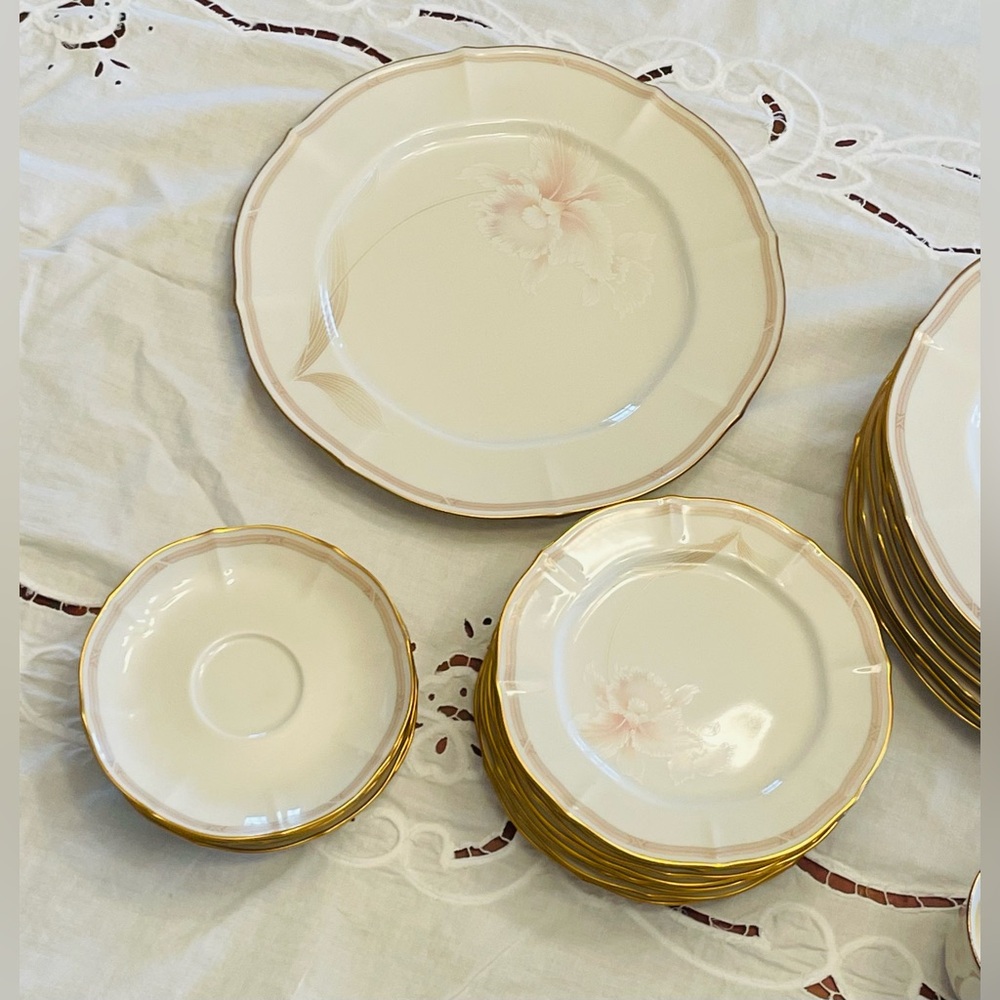 🌟Like New🌟  Coveted Noritake Imperial Blossom China Set 37 Piece Service for 8 - Picture 2 of 16
